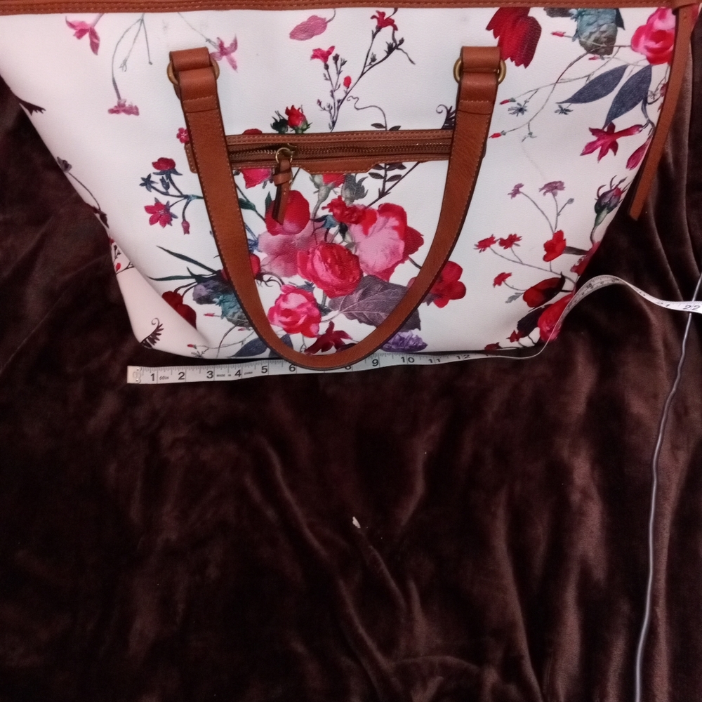 LARGE SHOULDER BAG BY ELLIOT LUCCA.  CAN BE USED AS COMPUTER BAG OS OFFICE BAG.